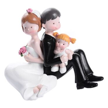 PAREJA DE NOVIOS SENTADOS CON NIÑA (28476) (Ud)